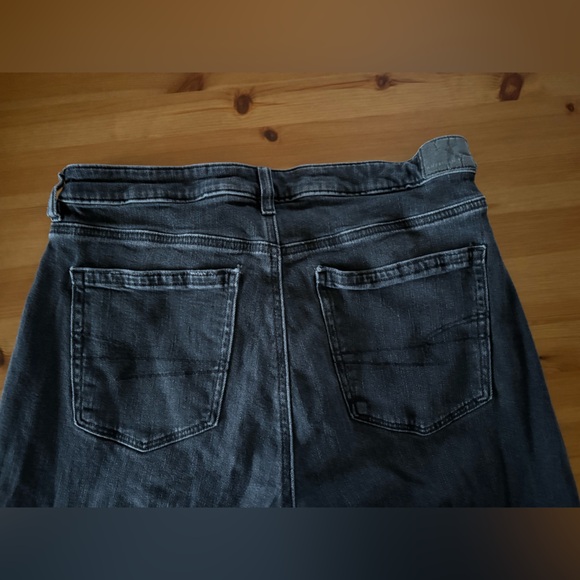 American Eagle Busted Knee Distressed Strigid Mom Jeans Size 10 Short - Picture 8 of 16